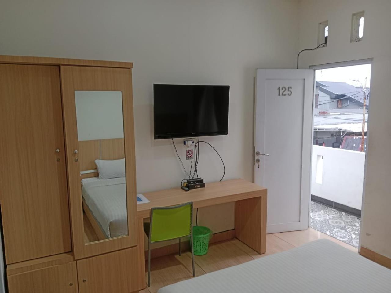 Macan Kumbang Residence Palembang Exteriör bild